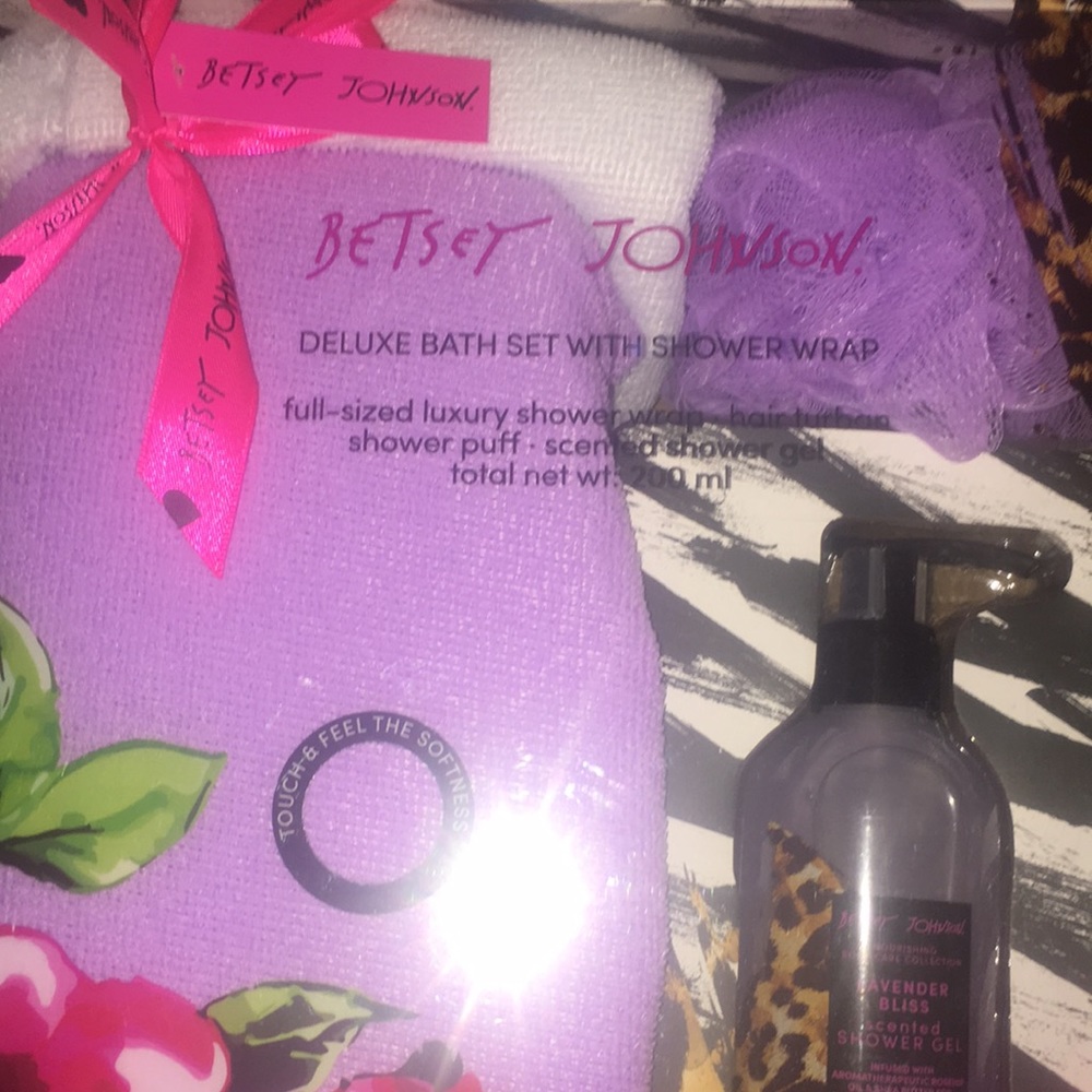 Betsey Johnson deluxe bath set with shower wrap